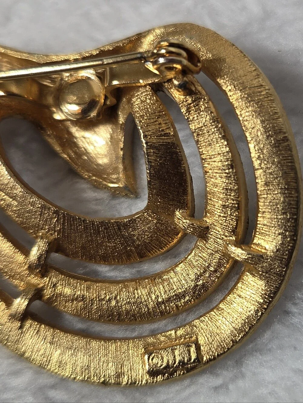 Vintage Jonette Jewelry (JJ) abstract swirl brooch Costume Jewelry Betw 50s-70s